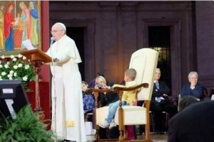 1Papa Francisc, copil, galben