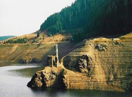 Biserica_de_sub_lac_ww