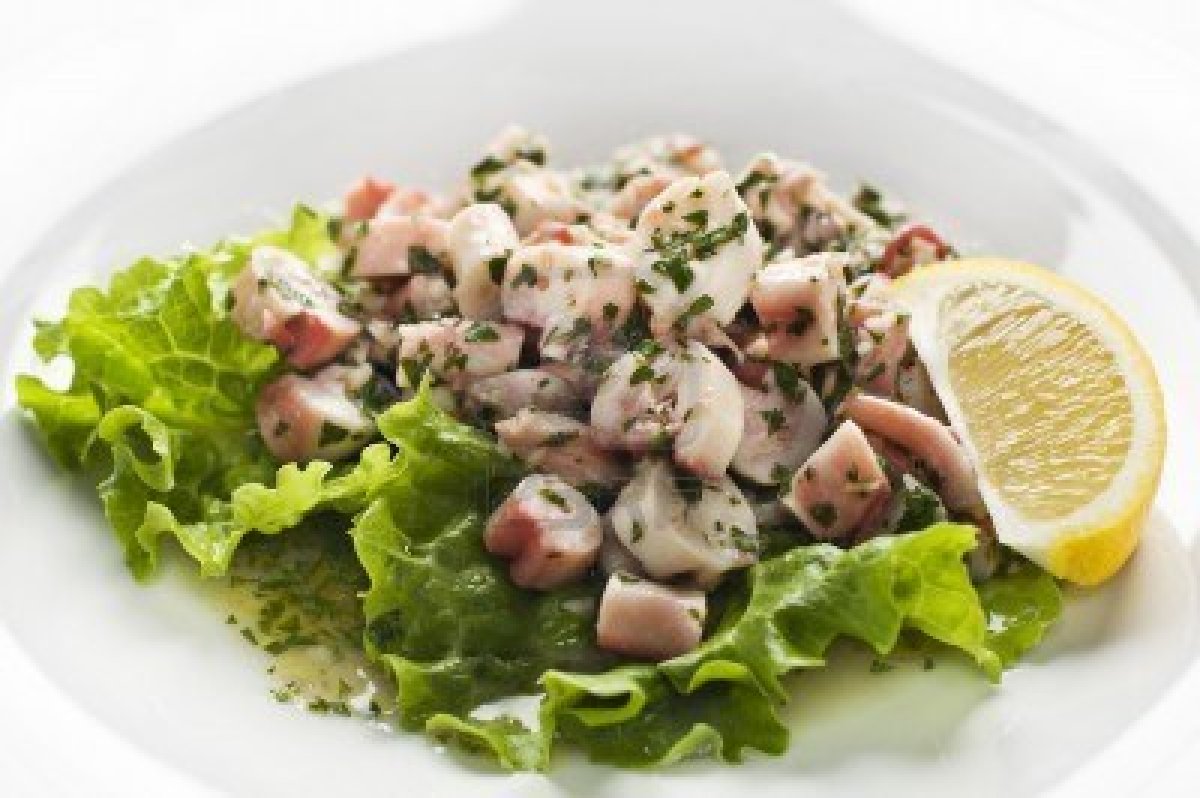 6175716-insalata-di-polpo-fresco-con-limone-close-up-sparare