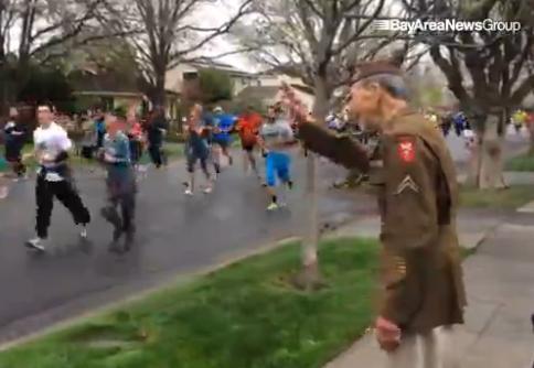 video-el-a-iesit-sa-i-aplaude-dar-ce-au-facut-participantii-la-maraton-pentru-acest-veteran-de-razboi-este-incredibil-18475828