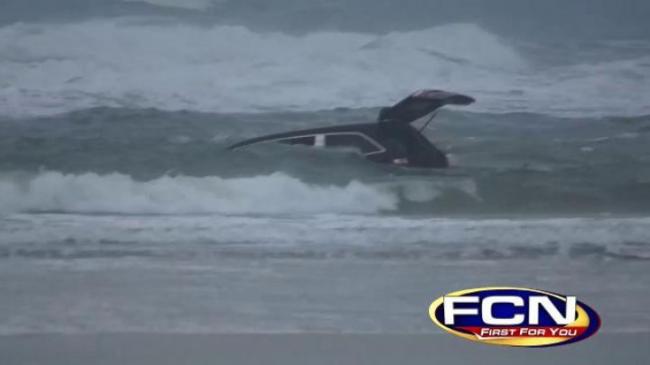 video-socant-ajutor-vrea-sa-ne-omoare-o-mama-intra-cu-masina-in-ocean-in-ciuda-strigatelor-celor-trei-copii-aflati-in-autoturism-18475932
