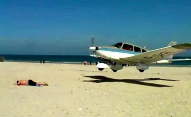 aterizare-socanta-pe-o-insula-din-marea-nordului-un-avion-aproape-ca-atinge-un-turist-care-face-plaja-video-18483910