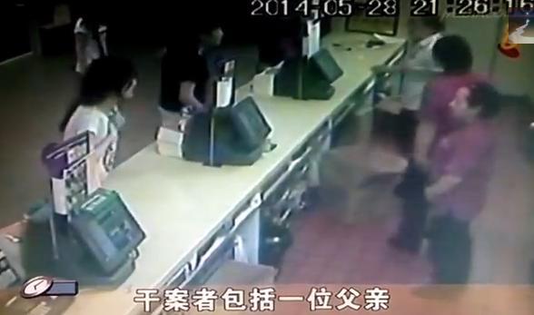china-in-stare-de-soc-ce-fac-membrii-unei-secte-dupa-ce-o-tanara-refuza-avansurile-unui-adept-intr-un-restaurant-video-18-18483772