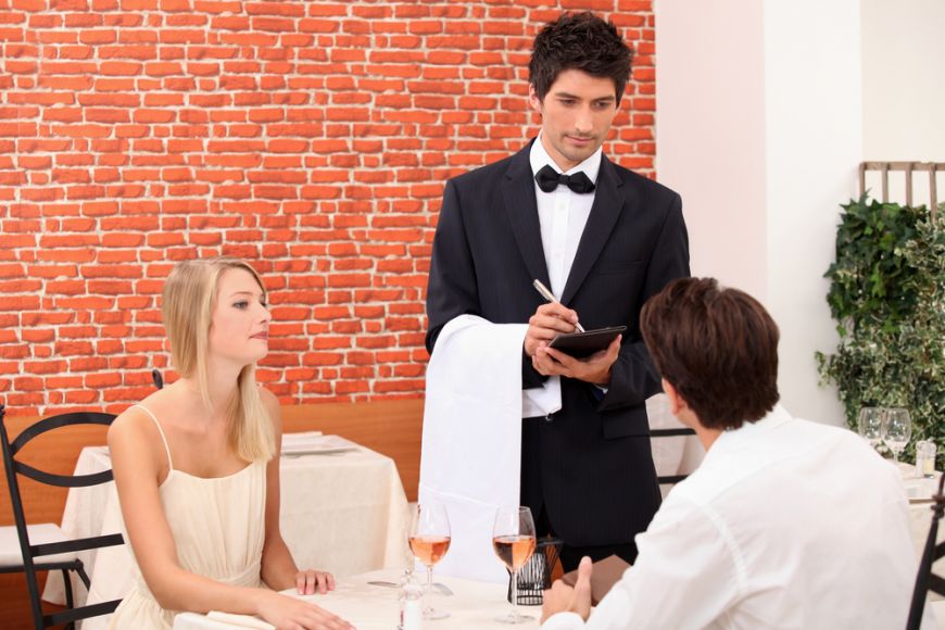 bunele-maniere-la-restaurant-cum-sa-te-comporti-cu-chelnerul-si-ce-gesturi-sa-nu-faci_size1