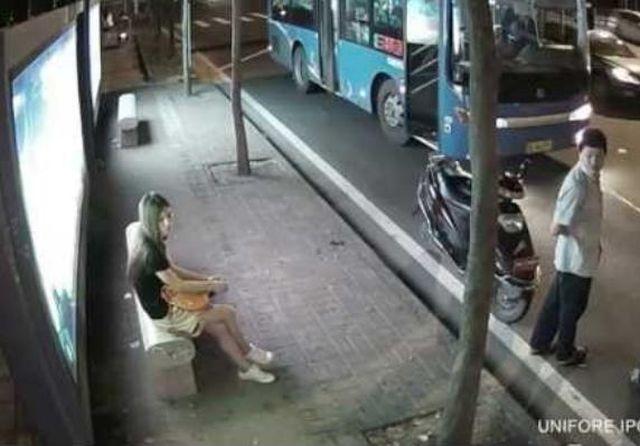 viol-langa-statia-de-autobuz-zeci-de-persoane-au-trecut-pe-acolo-nimeni-n-a-observat-nimic-video-18502273