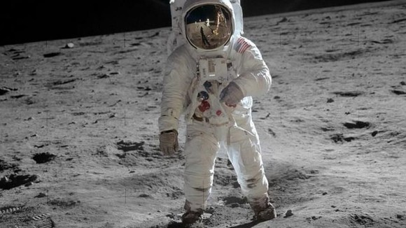 neil_amstrong-pasi_pe_luna-cosmonaut