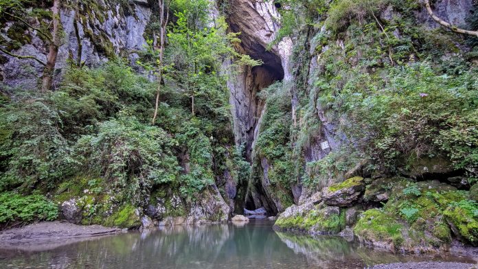 Pestera-unica-in-lume-care-se-afla-in-Romania.-E-interzis-accesul-aici-s-ar-ascunde-magicienii-care-controleaza-vremea-3