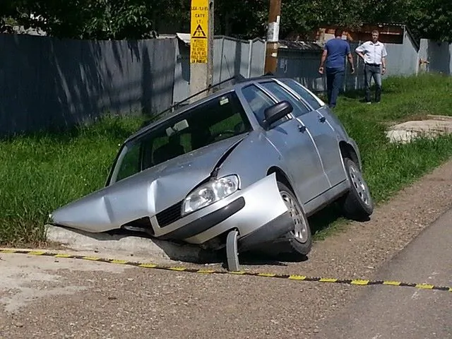 masina-accident-cap-de-pod-podet