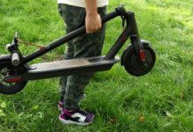 Accident: tânăr de 18 ani se deplasa cu o trotinetă electrică pe trotuar s-a dezechilibrat și a căzut