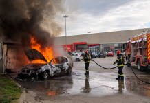 Incendiu la un autoturism în parcarea unui centru comercial din Carei