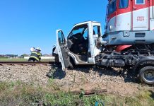 Accident feroviar la Balta Blondă: o autoutilitară a fost lovită de tren, iar șoferul a fost proiectat din vehicul