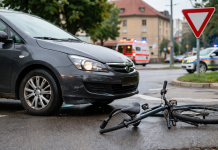 Biciclist rănit după ce un șofer nu a acordat prioritate într-o intersecție din Satu Mare