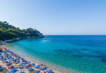 Grecia interzice șezlongurile și umbrelele pe 251 de plaje. Lista completă a zonelor vizate