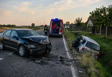 Accident cu trei victime la Mădăras: o mașină a ajuns în șanț după o coliziune în timpul unei depășiri