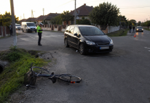 Accident rutier la Odoreu: un biciclist a intrat în coliziune cu un autoturism după ce nu ar fi respectat indicatorul STOP