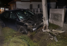 Impact în toiul nopții la Stâna! Un adolescent de 16 ani a intrat cu mașina într-un stâlp și a ajuns la spital