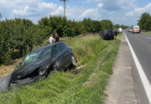 Accident la Turulung! O mașină a fost proiectată în șanț, două persoane au ajuns la spital