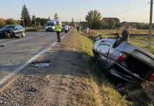 Accident între Botiz și Ciuperceni: o mașină s-a răsturnat în șanț, o adolescentă de 16 ani a ajuns la spital