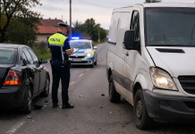 A bifat aproape tot: tânăr din Racșa, prins după ce a lovit două mașini și a fugit. Era băut, fără permis și conducea o autoutilitară neînmatriculată