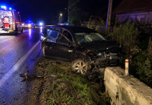 Accident la Certeze: șofer de 18 ani a pierdut controlul într-o curbă și s-a izbit de un cap de pod