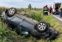 Mașină răsturnată în șanț între Supuru de Jos și Supuru de Sus! Trei persoane, inclusiv un copil de 3 ani, rănite