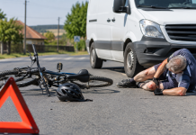 Biciclist de 59 de ani, rănit după ce a fost acroșat de o autoutilitară în Săcășeni