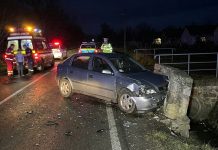 Accident rutier în Apa: un autoturism a lovit un cap de pod, iar doi minori au fost răniți