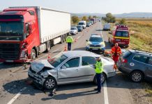 Accident cu trei autoturisme și o autoutilitară la Decebal. Două persoane au ajuns la spital