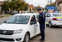 A ieșit la plimbare cu mașina, deși nu avea permis! Polițiștii l-au oprit în Orașu Nou