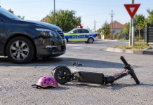 Accident în Lazuri: o trotinetă electrică s-a ciocnit cu o mașină. O fetiță de 6 ani și tânăra care o conducea au ajuns la spital
