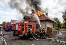 Incendiu la o casă de pe strada Afinelor din Satu Mare. Intervenția pompierilor este în desfășurare