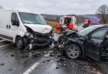 Coliziune între o autoutilitară și un autoturism în Decebal: patru persoane, transportate la spital