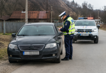 Fără permis, cu mașina radiată și numere false: prins de polițiști pe un drum din Poiana Codrului